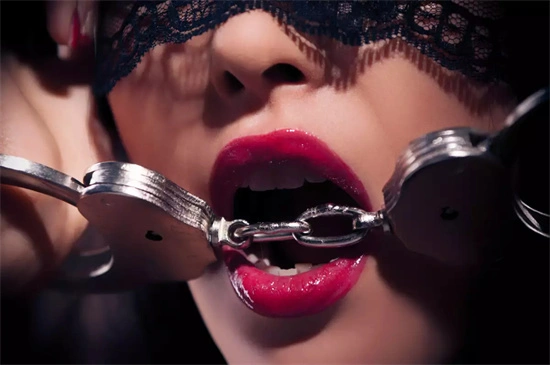 探索s倾向:如何在BDSM中找到自我认同与权力游戏的平衡 一