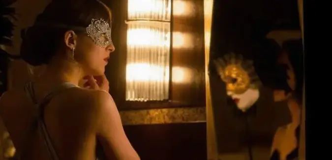 你是否也渴望成为那个掌控一切的女王？探索内心的权力与自信！ 一